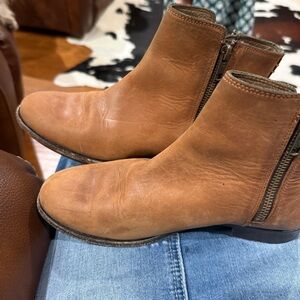 FRYE AND CO. Brown Leather Ankle Booties